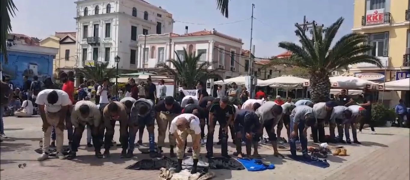 Μόρια: Σε όλη τη γύρω περιοχή ακούγεται η φωνή του ιμάμη μέσα στο βράδυ (βίντεο)